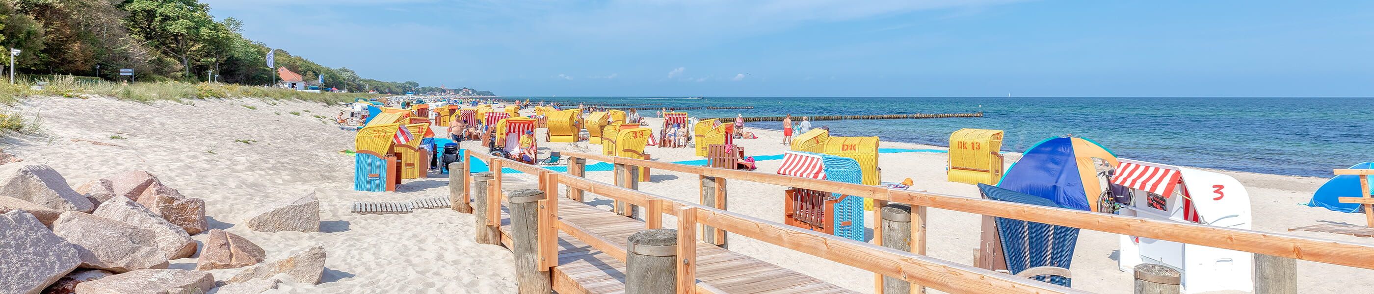 Barrierearmer Strandzugang mit Strandkörben an der Ostsee